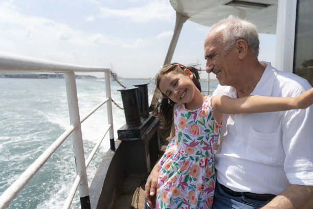 爷爷和孙子在渡船上旅行图片下载