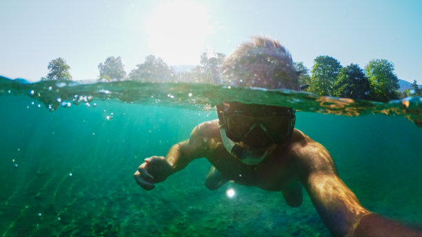 一名男子戴着游泳面罩在海上浮潜时自拍图片下载
