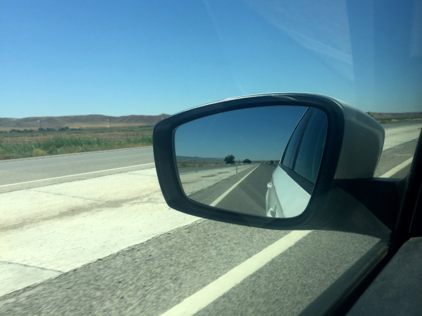 路边的侧视镜图片下载