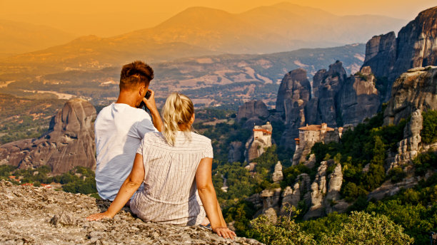 夫妇探索和拍摄迈泰奥拉修道院图片下载