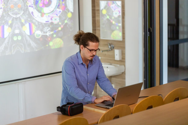 教授正在准备一堂关于人工智能的课图片下载