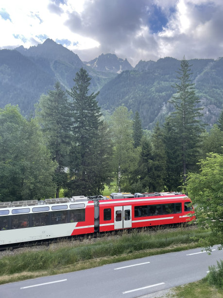 一列穿过群山的火车。图片下载