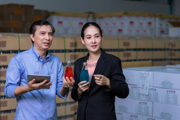 顾客参观仓库或工厂以作出购买决定。业主向客户解释产品。检验进出口货物质量。饮料厂饮料生产线图片下载
