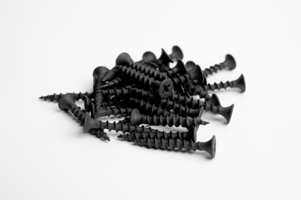 一堆黑色金属螺丝紧固项目螺栓螺母钉子特写照片上的白色背景图片下载