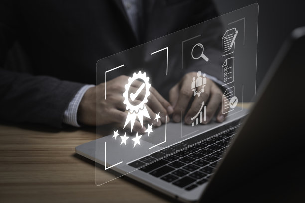 商人使用带有质量保证和ISO或国际标准组织文件图标的笔记本电脑，其中涉及质量控制和持续改进概念。图片下载