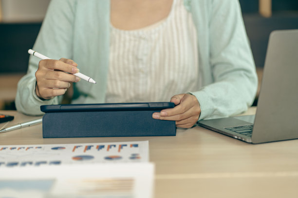 女会计分析图表、图表、电脑、投资平板电脑，并按下上面的计算器按钮。会计、会计、职员、银行顾问和审计员。特写照片图片下载