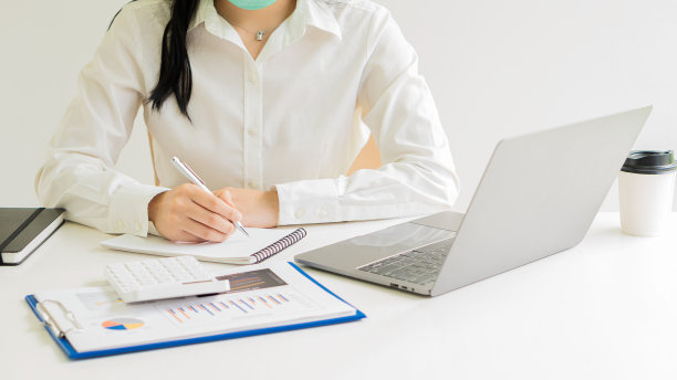 女会计分析图表、图表、电脑、投资平板电脑，并按下上面的计算器按钮。会计、会计、职员、银行顾问和审计员。特写照片图片下载