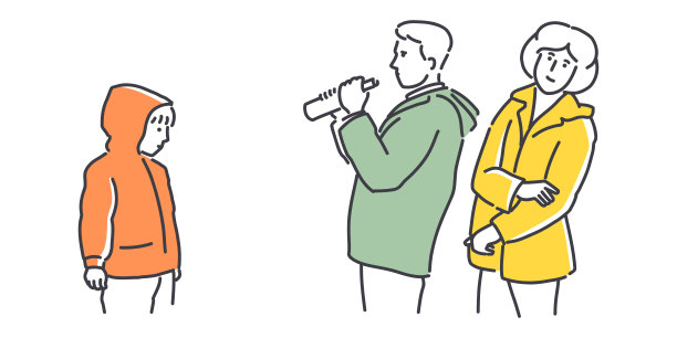 家庭户外。妈妈，爸爸和孩子穿着雨衣。带着儿子或女儿在野外的父母。图片下载