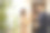 两个商人在公司办公室里聊天，吃着甜甜圈。图片下载