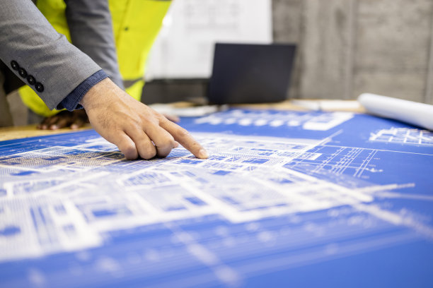 工程师手指显示项目计划或蓝图的近距离视图。图片下载