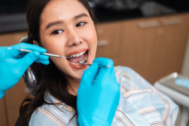 医疗保健和医药概念。年轻女子在牙医办公室检查检查结果。图片下载