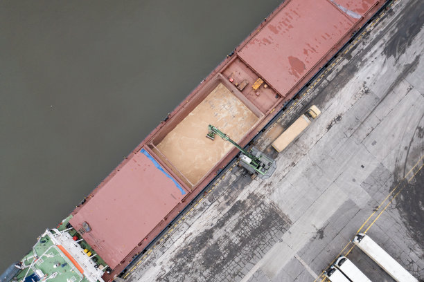 一艘大货船卸载谷物的鸟瞰图。图片下载