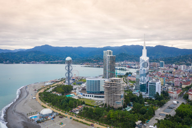 巴统市在阴雨天气中的鸟瞰图图片下载