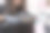 非裔美国女学生戴着假人头学习美发师的特写图片下载