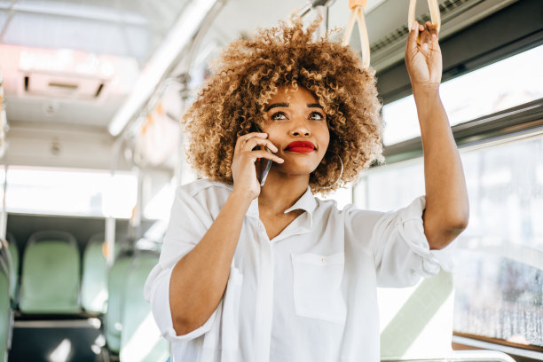 漂亮的黑人女人坐在公交车上图片下载