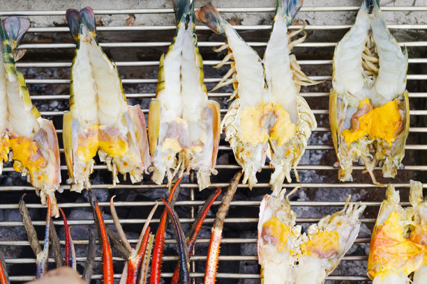 在烤架上切泰国小龙虾图片下载