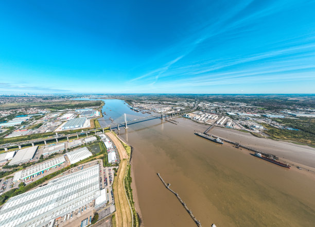 无人机拍摄的伊丽莎白女王二世大桥的航拍照片，从埃塞克斯郡的瑟罗克到肯特郡的达特福德。图片下载