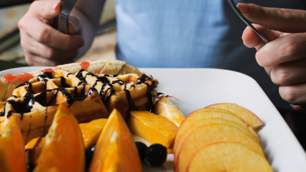 维也纳华夫饼早餐:巧克力淋上新鲜水果。体验华夫饼配上巧克力糖浆和各种新鲜水果的美味早餐图片下载