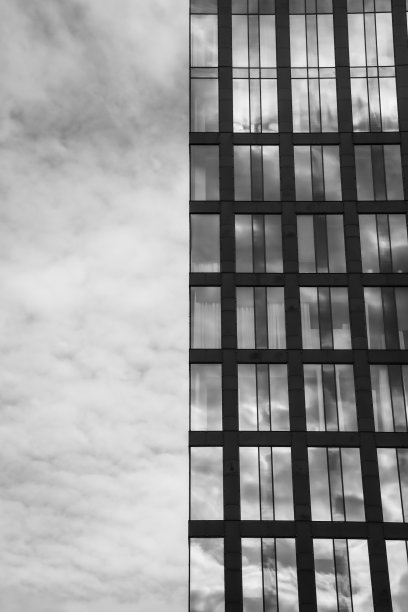 现代建筑对着天空的低角度视图图片下载