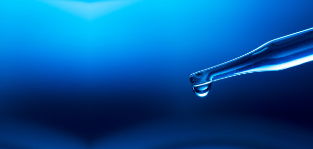 宏观科学背景，宏观科学实验背景，实验室研究，滴液到试管。在实验室中装有化学液体的试管，是实验室化学或科学研究开发的概念图片下载