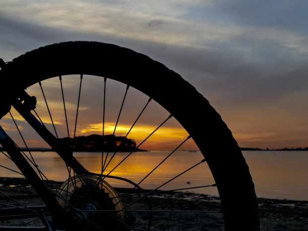 车轮轮廓从自行车和日出的光图片下载