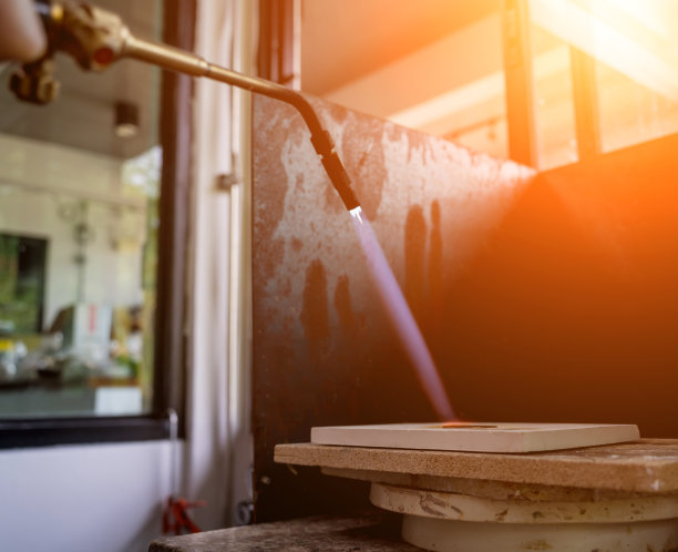 珠宝师教师和学生在车间使用燃烧器图片下载