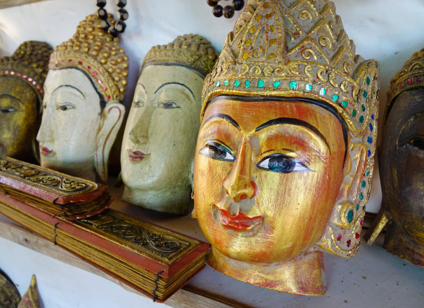 在缅甸蒲甘，向游客出售纪念品图片下载