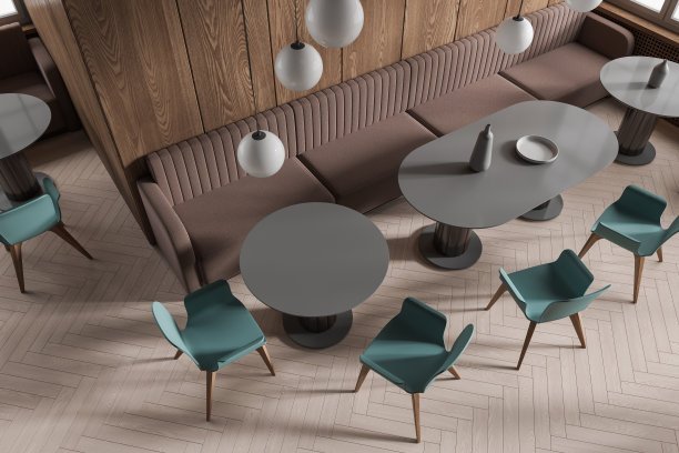 深色木质咖啡厅内部配有圆桌和沙发，俯视图图片下载