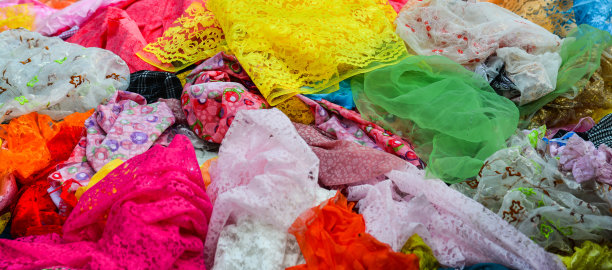 亚洲街市上五颜六色的纺织品图片下载