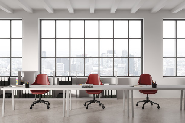 白色的办公室内部，有一排共享的桌子和椅子，架子和窗户图片下载