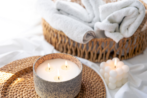 水疗组合与蜡烛在一个模糊的背景。图片下载