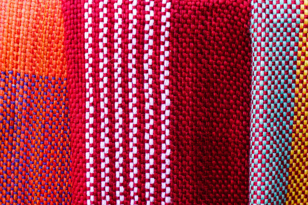 亚洲街市上五颜六色的纺织品图片下载