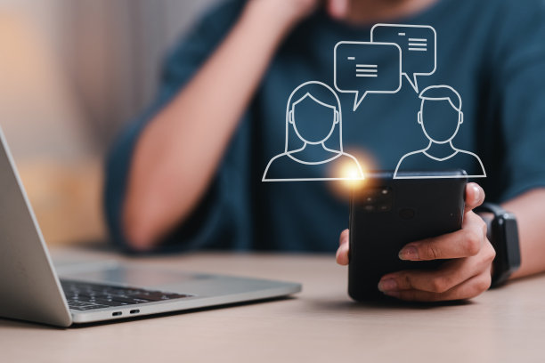 亚洲女性青少年使用笔记本电脑在线学习，在家用智能手机与朋友聊天。图片下载