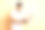 穿着便服的年轻印度成年男子手里拿着笔记本电脑，孤立在米色的工作室背景下。人们的生活方式，盖伊使用电脑。图片下载