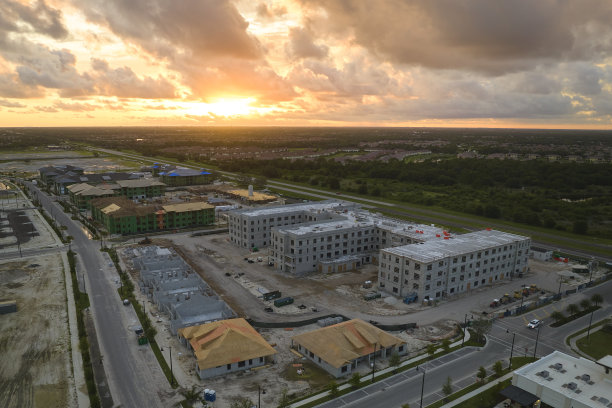 鸟瞰图未完工的公寓楼框架准备安装在建的木制屋顶梁。美国郊区住宅的发展。美国的房地产市场图片下载