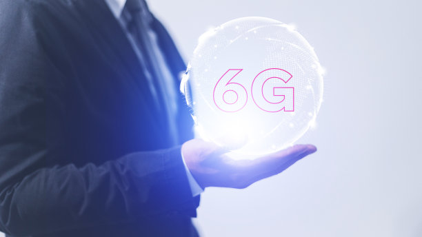 商人手持虚拟世界与连接线和6G进行技术转型和创新理念。图片下载