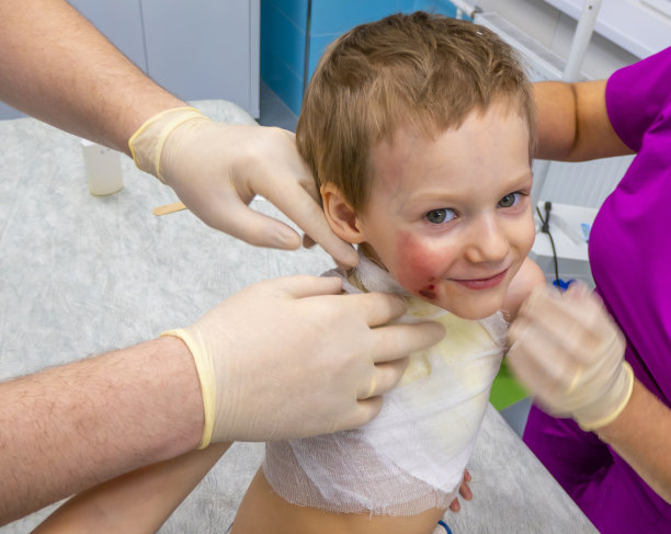 给一个被开水烫伤的男孩穿衣服图片下载