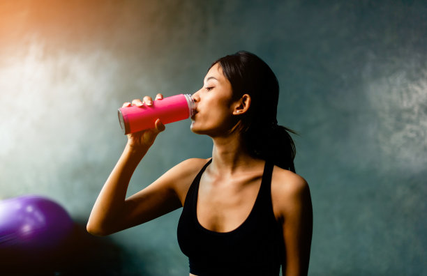 运动后喝水，剧烈运动后出汗。运动疲劳图片下载