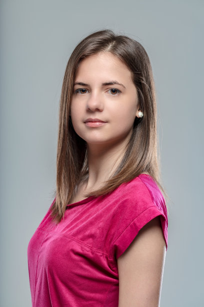 女人，中等头发，淡淡的微笑，中性背景图片下载