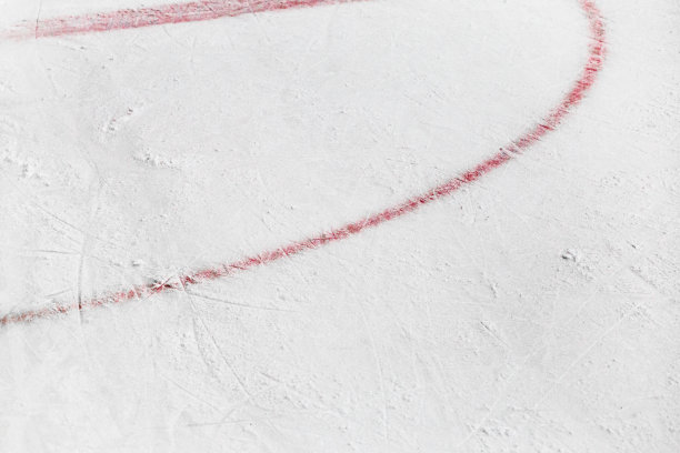 冰球场冰面上的划痕和雪的特写图片下载