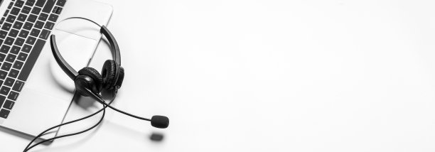 耳机和客户支持设备在呼叫中心准备积极的服务，沟通支持，呼叫中心和客户服务帮助台。对于(呼叫中心)概念。图片下载