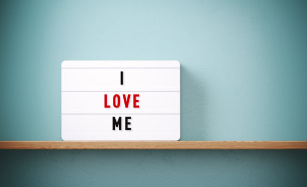 我爱我写在灰色墙前的白色灯箱图片下载