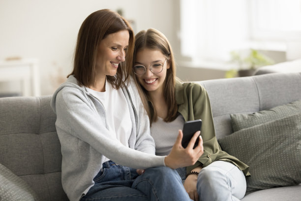 快乐的妈妈和十几岁的女儿在家里自拍图片下载