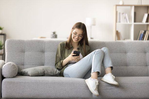 快乐的Z世代少年戴着眼镜上网图片下载