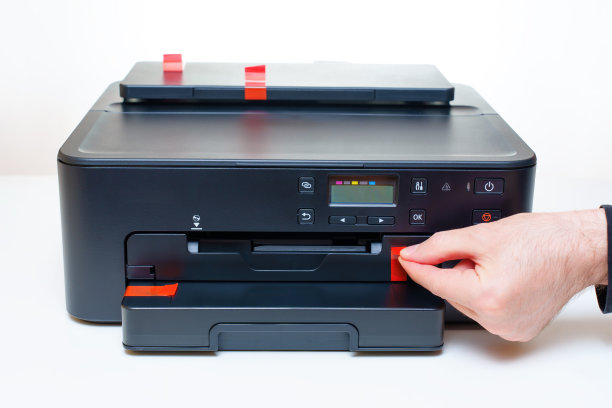 拆开新的喷墨打印机与关怀和兴奋图片下载