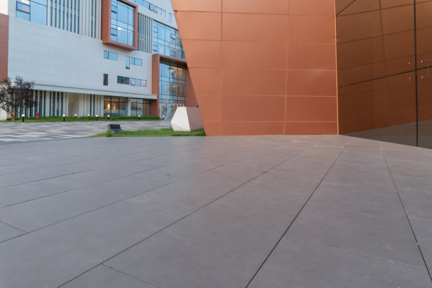 空地上的复印空间和现代街道上的办公大楼。图片下载