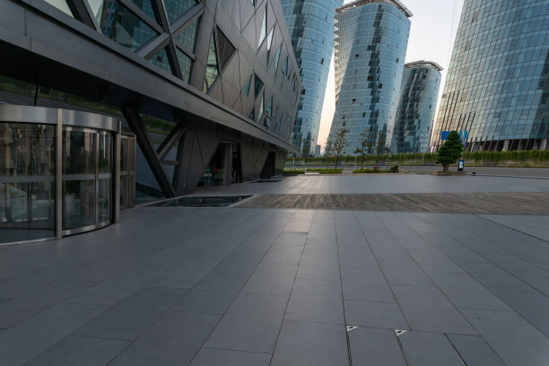 空地上的复印空间和现代街道上的办公大楼。图片下载