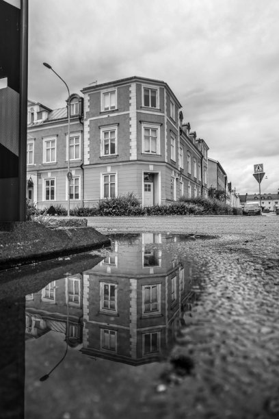 城市街道水坑里的倒影图片下载