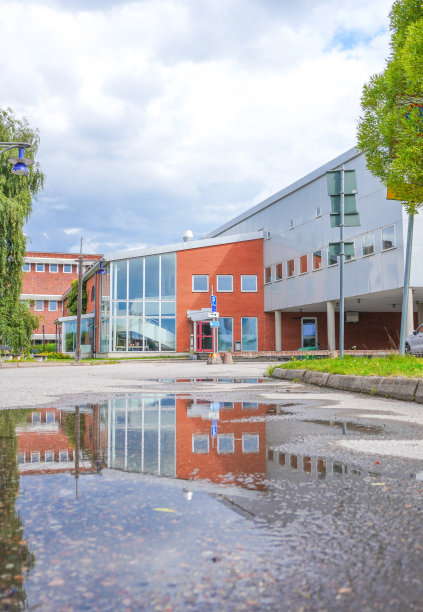 建筑物前的水坑图片下载