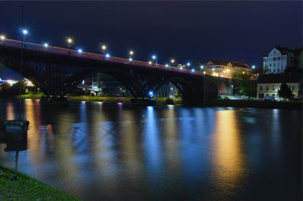 德拉瓦河上被灯光照亮的老桥(也叫州桥)的夜景。灯笼的光在水中反射。秋天的早晨。景观和自然的概念。马里博尔、斯洛文尼亚图片下载